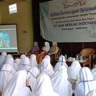 Gontor Putri 5 Kunjungi PT USM Berkah Indonesia Pekalongan