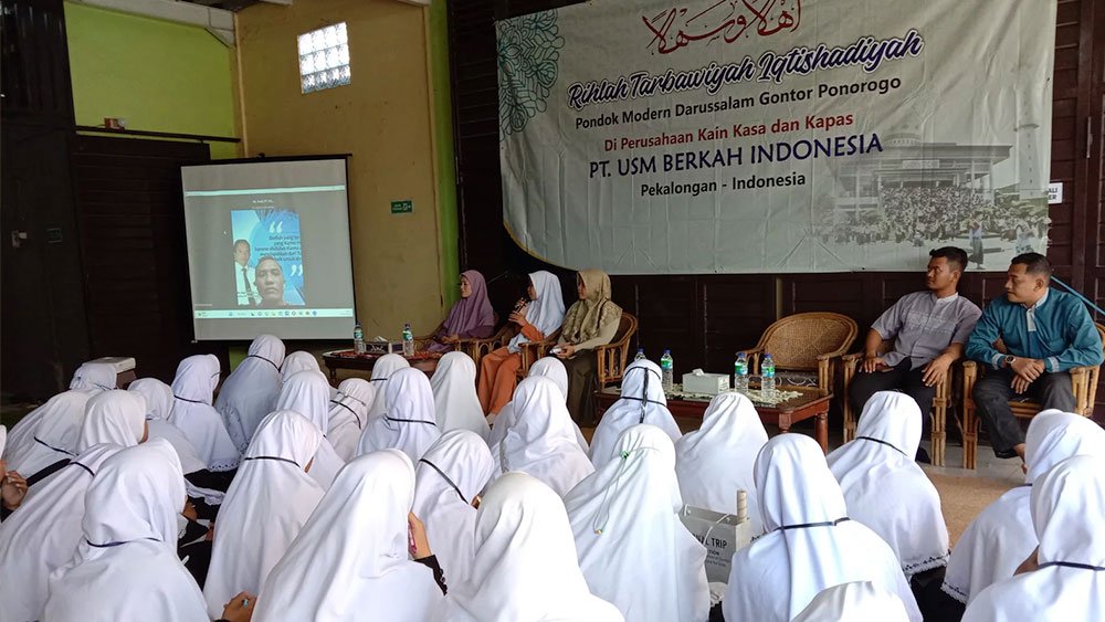 Gontor Putri 5 Kunjungi PT USM Berkah Indonesia Pekalongan