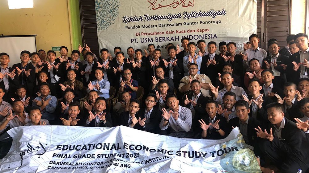 Siswa Kelas 6 KMI Gontor 5 Study Ekonomi ke PT USM Berkah Indonesia Pekalongan