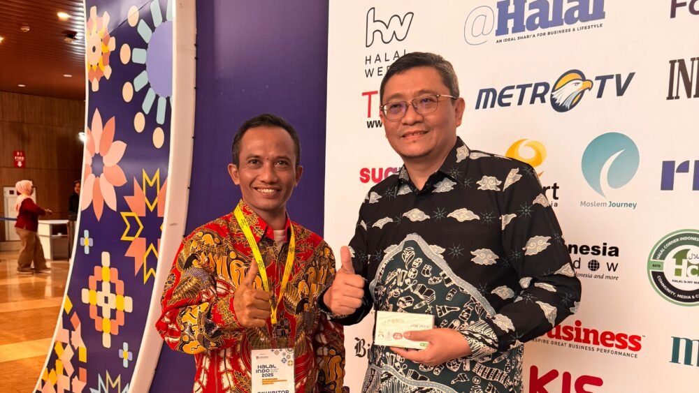 Foto bersama Kepala Pusat Industri Halal Kemenperin RI, Bapak Kris Sasono Ngudi Wiwoho, di arena pameran Halal Indonesia International Industry Expo 2025. Foto bersama Kepala Pusat Industri Halal Kemenperin RI, Bapak Kris Sasono Ngudi Wiwoho, di arena pameran Halal Indonesia International Industry Expo 2025.