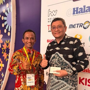 Foto bersama Kepala Pusat Industri Halal Kemenperin RI, Bapak Kris Sasono Ngudi Wiwoho, di arena pameran Halal Indonesia International Industry Expo 2025.