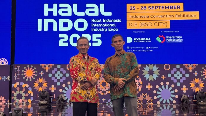 Kehadiran tim PT USM Berkah Indonesia di panggung utama acara.